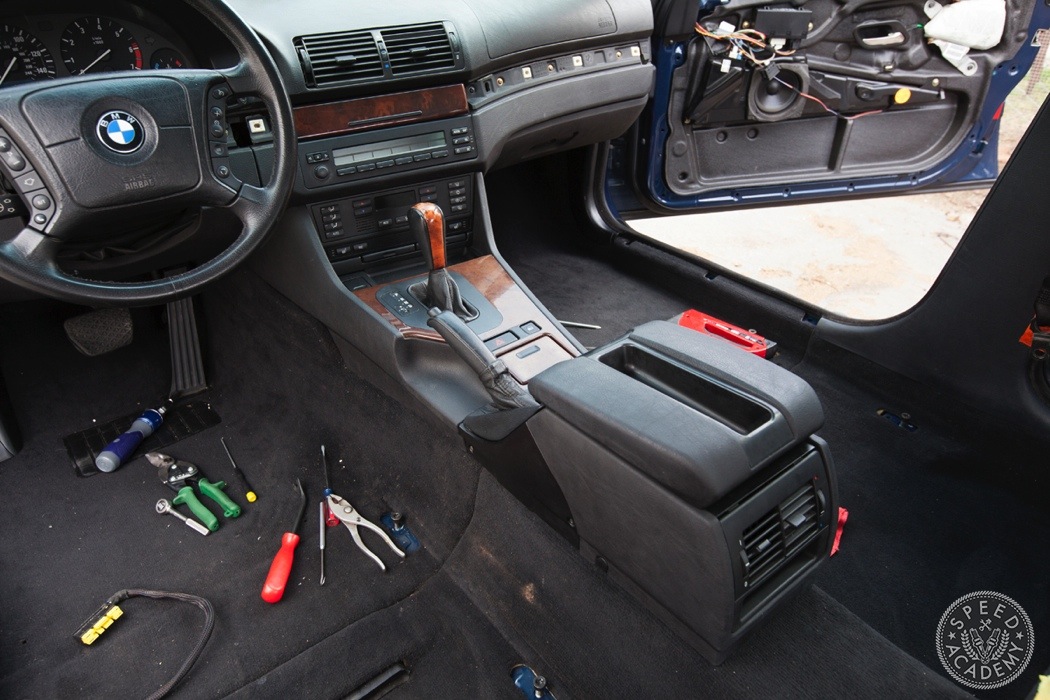 Swap Interior Bmw E39 Wagon Dari Abu Abu Dengan Warna Hitam.