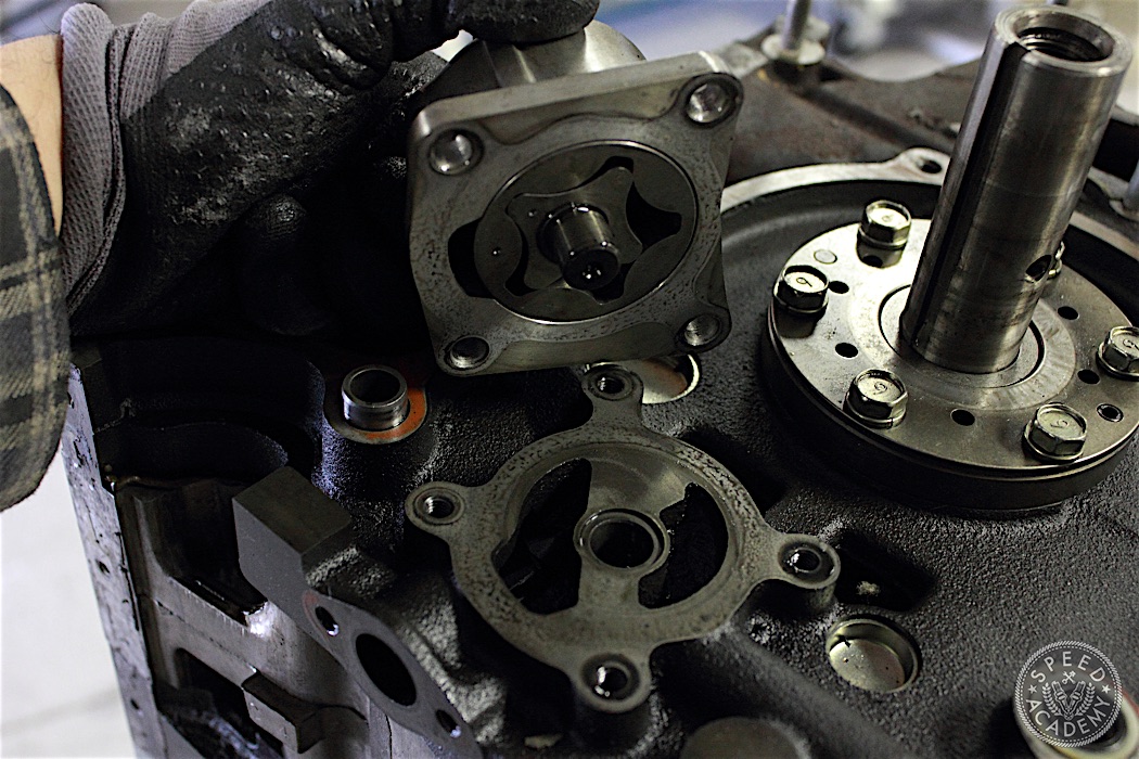 Mazda-RX7-13B-rotary-engine-disassembly-33