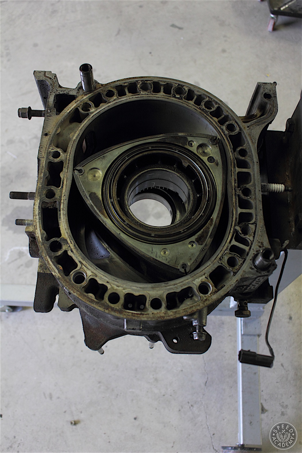 Mazda-RX7-13B-rotary-engine-disassembly-42