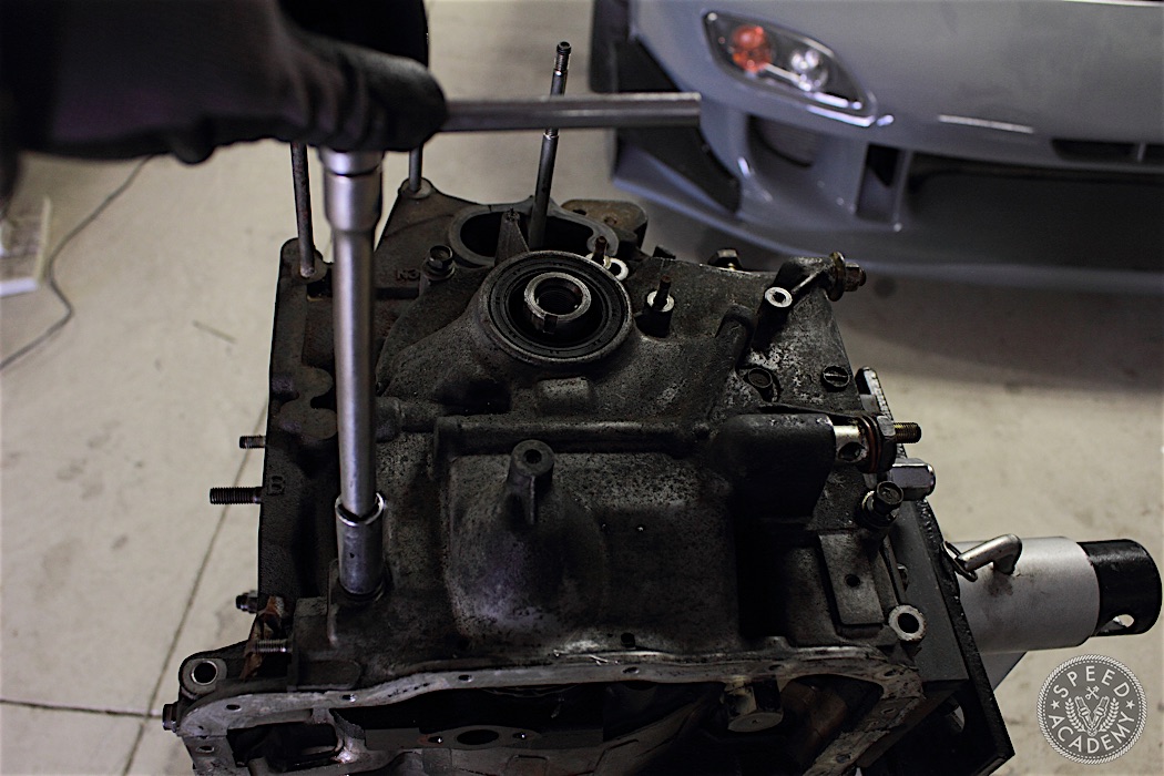 Mazda-RX7-13B-rotary-engine-disassembly-45